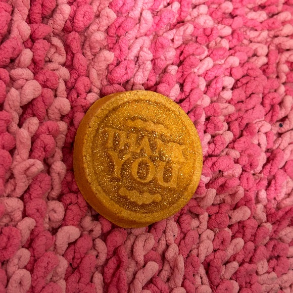 RARE LUSH COSMETICS VALENTINES LOVE TOKEN REUSABLE BUBBLE BAR (last available) - Picture 4 of 9